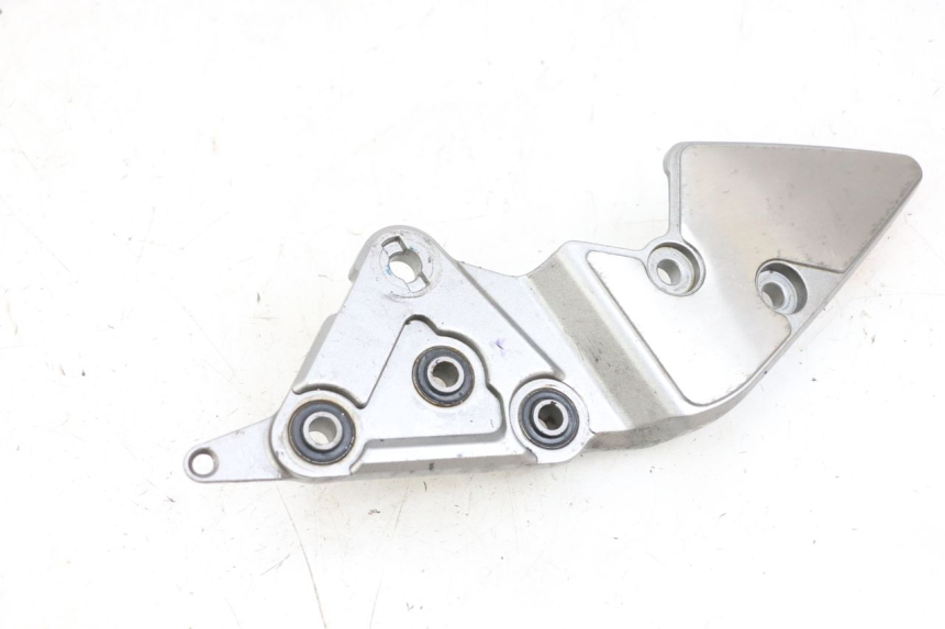 photo de FRONT RIGHT FOOTREST MOUNT SUZUKI GSF N BANDIT 600 (1996 - 1999) - Component detail