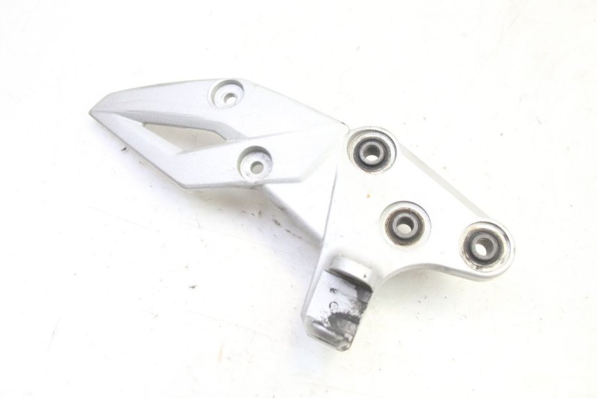 photo de FRONT RIGHT FOOTREST MOUNT SUZUKI GSR 750 (2011 - 2017) - Main view