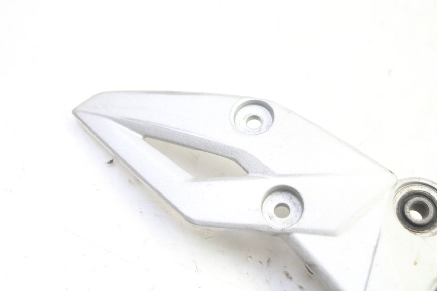 photo de FRONT RIGHT FOOTREST MOUNT SUZUKI GSR 750 (2011 - 2017) - Component detail