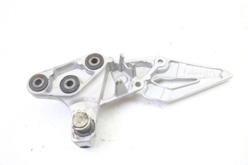 photo de FRONT RIGHT FOOTREST MOUNT SUZUKI GSR 750 (2011 - 2017) - Technical close-up