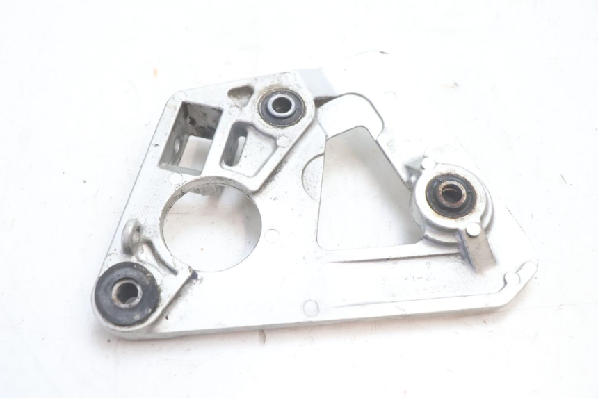 photo de FRONT RIGHT FOOTREST MOUNT SUZUKI GSX F GSXF 750 (1988 - 1998) - Alternative perspective