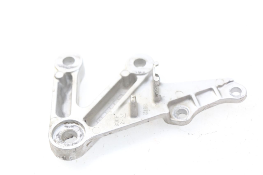 photo de FRONT RIGHT FOOTREST MOUNT SUZUKI GSX-R GSXR 600 (2001 - 2003) - Zoom on usage condition