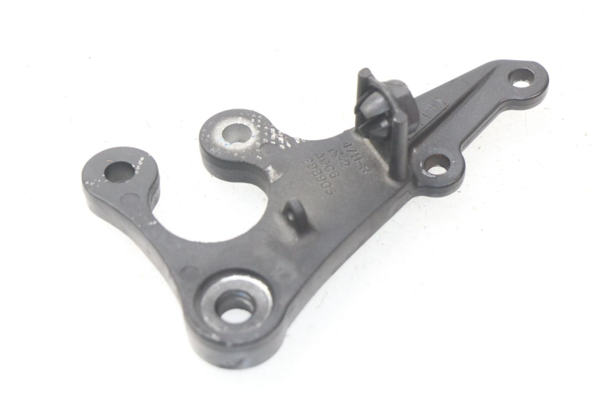 photo de FRONT RIGHT FOOTREST MOUNT SUZUKI GSX-R GSXR K16 1000 (2012 - 2016) - Alternative perspective