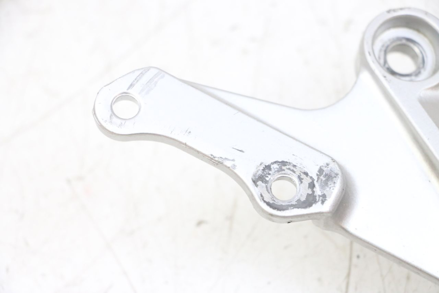 photo de FRONT RIGHT FOOTREST MOUNT SUZUKI GSXR GSX-R 1000 (2003 - 2004) - Zoom on usage condition