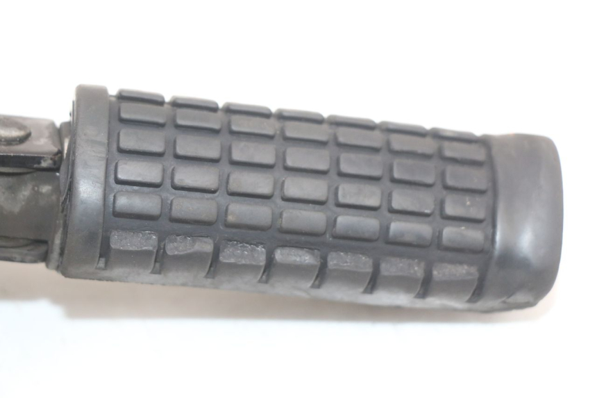 photo de FRONT RIGHT FOOTREST MOUNT SUZUKI GZ MARAUDER 125 (1998 - 2004) - Zoom on usage condition