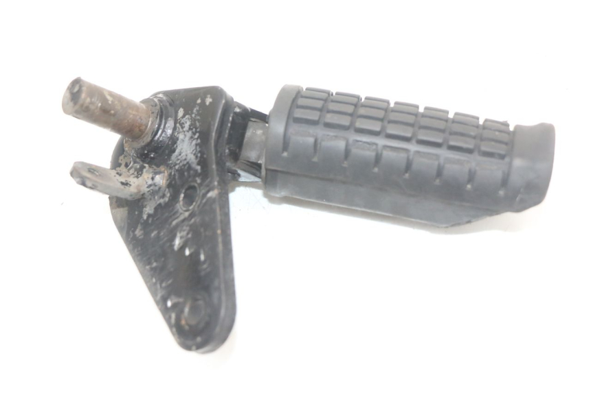 photo de FRONT RIGHT FOOTREST MOUNT SUZUKI GZ MARAUDER 125 (1998 - 2004) - Alternative perspective