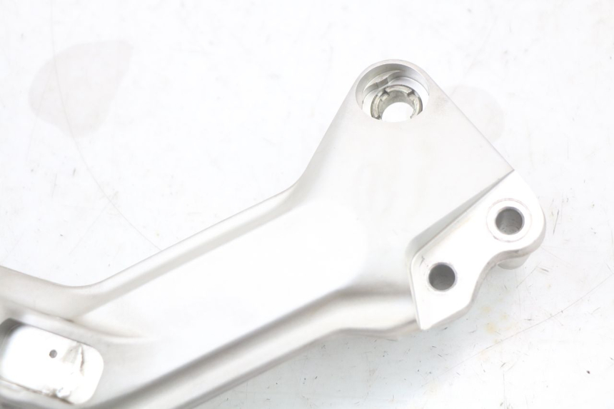 photo de FRONT RIGHT FOOTREST MOUNT HUSQVARNA SVARTPILEN 401 (2018 - 2023) - Alternative perspective