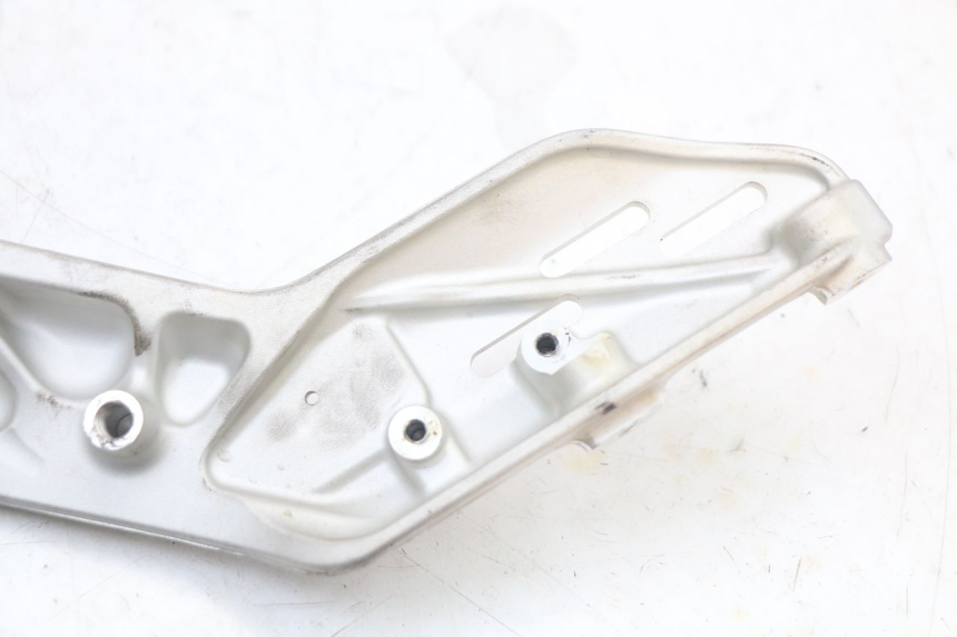 photo de FRONT RIGHT FOOTREST MOUNT HUSQVARNA SVARTPILEN 401 (2018 - 2023) - Surface and material condition