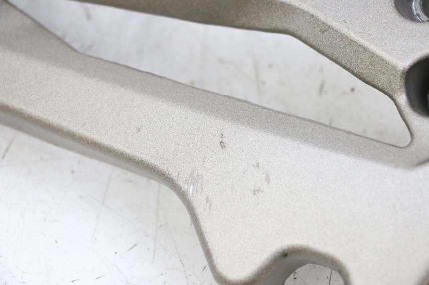 photo de FRONT RIGHT FOOTREST MOUNT KIDEN KD125-G 125 (2018 - 2022) - Alternative perspective