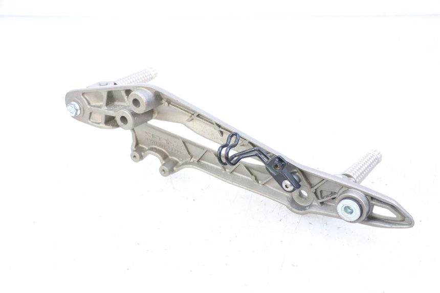 photo de FRONT RIGHT FOOTREST MOUNT KIDEN KD125-G 125 (2018 - 2022) - Surface and material condition