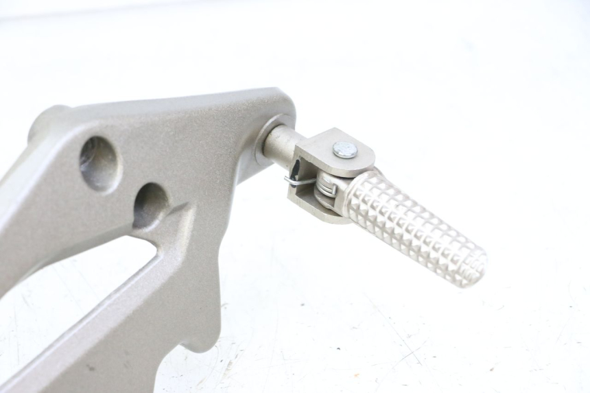 photo de FRONT RIGHT FOOTREST MOUNT KIDEN KD125-G 125 (2018 - 2022) - Markings and original references