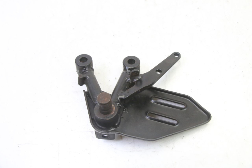 photo de FRONT RIGHT FOOTREST MOUNT MAG POWER R-STREET 50 (2016 - 2025) - Zoom on usage condition