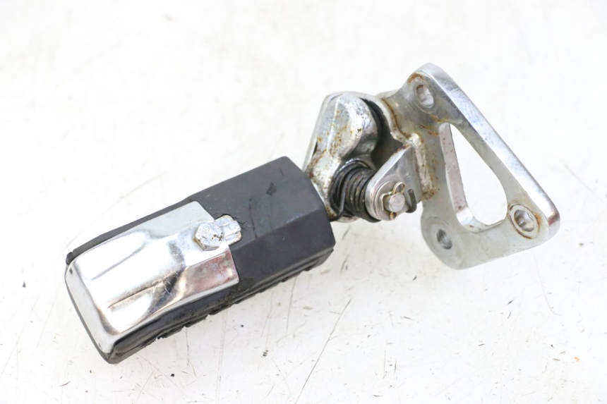 photo de FRONT RIGHT FOOTREST MOUNT REGAL RAPTOR RAXTER 2 125 (2007 - 2015) - Technical close-up