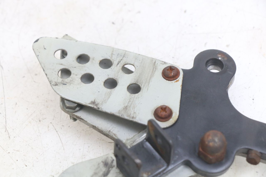 photo de RIGHT FRONT FOOTREST BRACKET YAMASAKI ROADSTER 50 (2013 - 2018) - Component detail
