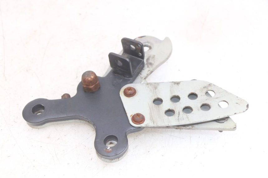photo de RIGHT FRONT FOOTREST BRACKET YAMASAKI ROADSTER 50 (2013 - 2018) - Alternative perspective
