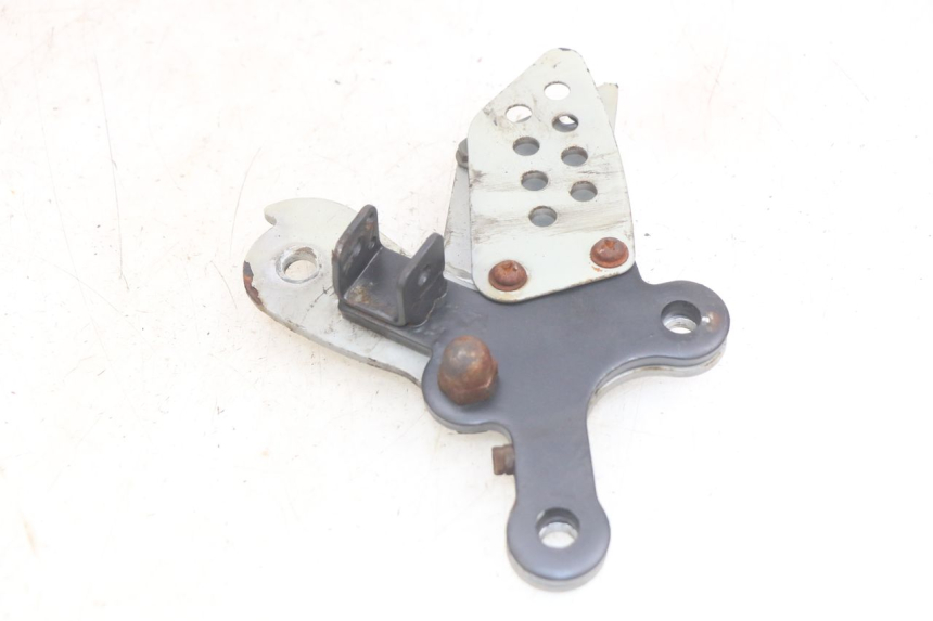 photo de RIGHT FRONT FOOTREST BRACKET YAMASAKI ROADSTER 50 (2013 - 2018) - Technical close-up