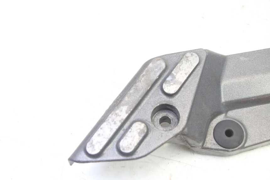 photo de FRONT RIGHT FOOTREST MOUNT TRIUMPH SPRINT 900 (1995 - 1998) - Component detail