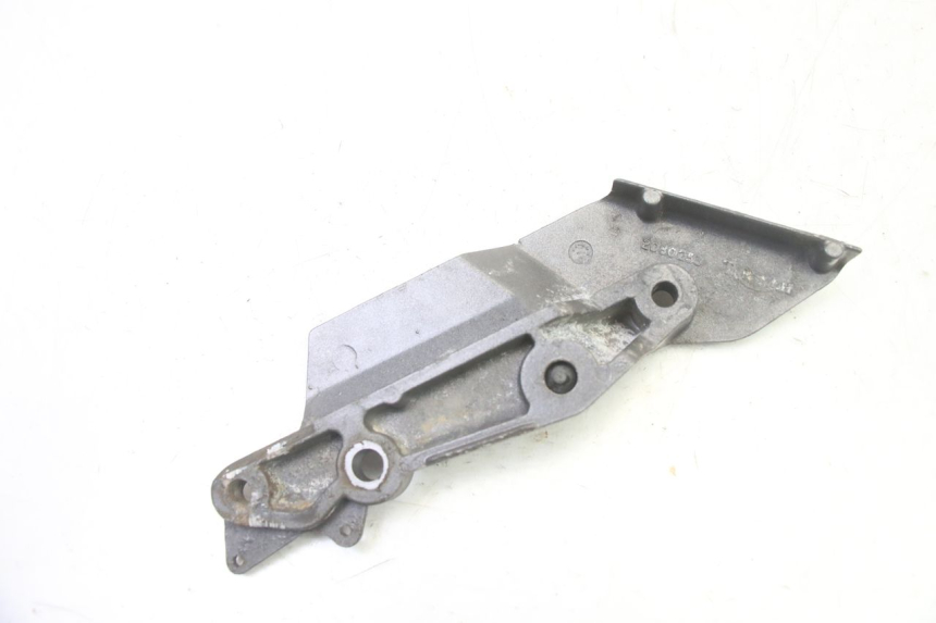 photo de FRONT RIGHT FOOTREST MOUNT TRIUMPH SPRINT 900 (1995 - 1998) - Technical close-up