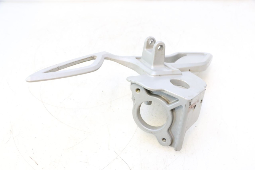 photo de FRONT RIGHT FOOTREST MOUNT CAN-AM SPYDER RS 1000 (2008 - 2012) - Additional view of the item