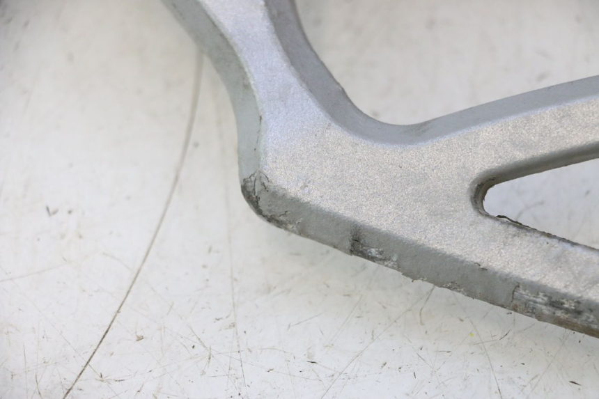photo de FRONT RIGHT FOOTREST MOUNT CAN-AM SPYDER RS 1000 (2008 - 2012) - Alternative perspective