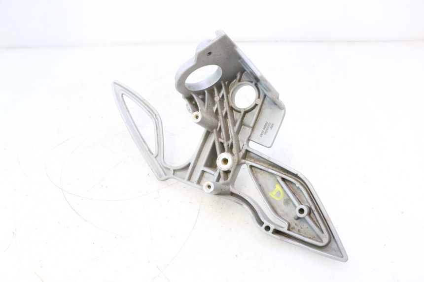 photo de FRONT RIGHT FOOTREST MOUNT CAN-AM SPYDER RS 1000 (2008 - 2012) - Surface and material condition