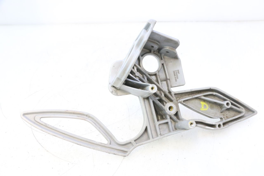 photo de FRONT RIGHT FOOTREST MOUNT CAN-AM SPYDER RS 1000 (2008 - 2012) - Checked used part