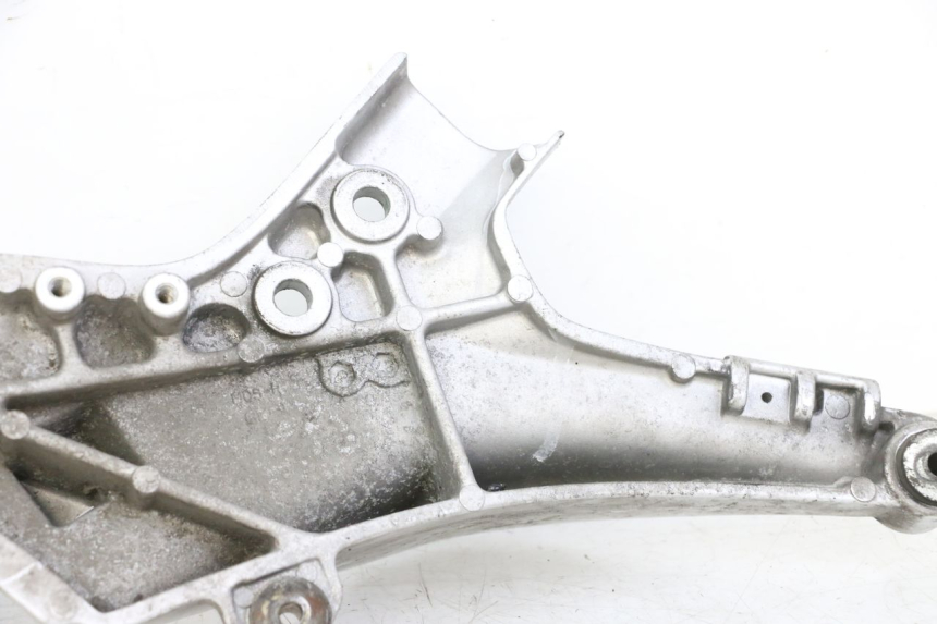 photo de FRONT RIGHT FOOTREST MOUNT HONDA ST PAN EUROPEAN 1300 (2002 - 2013) - Checked used part