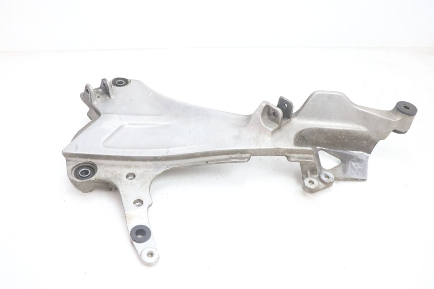photo de FRONT RIGHT FOOTREST MOUNT HONDA ST PAN EUROPEAN 1100 (1990 - 2002) - Alternative perspective