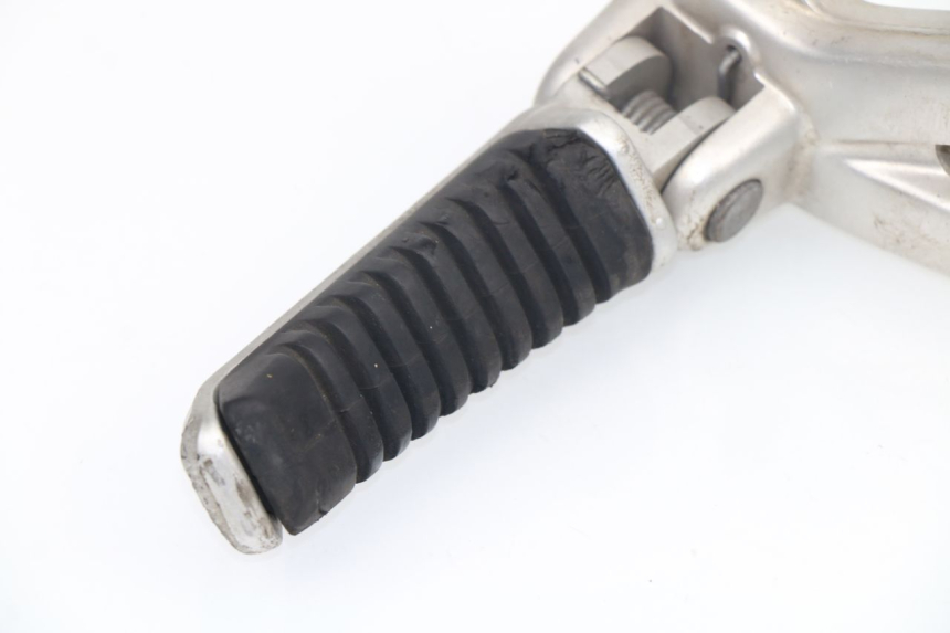 photo de FRONT RIGHT FOOTREST MOUNT DUCATI ST2 944 (1997 - 2003) - Technical close-up