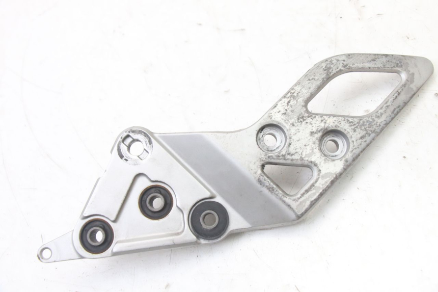 photo de FRONT RIGHT FOOTREST MOUNT SUZUKI GSX F GSXF 650 (2007 - 2015) - Alternative perspective