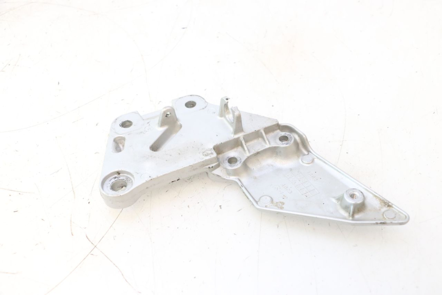 photo de FRONT RIGHT FOOTREST MOUNT SUZUKI SV S 650 (2003 - 2009) - Technical close-up