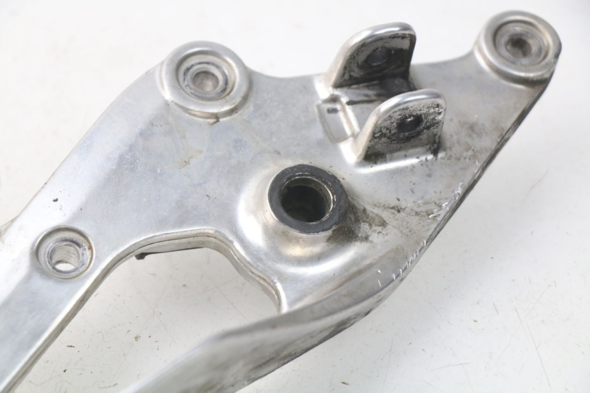 photo de FRONT RIGHT FOOTREST MOUNT YAMAHA TDM ABS 900 (2002 - 2014) - Fixing points details