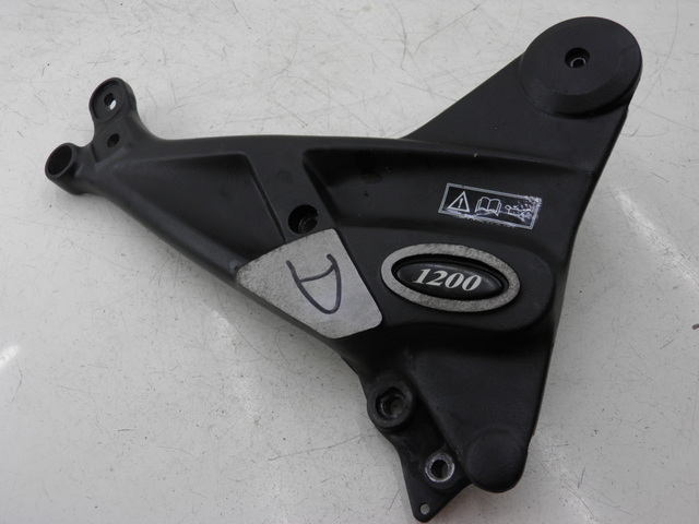 photo de FRONT RIGHT FOOTREST MOUNT TRIUMPH TROPHY 1200 (1996 - 2003) - Main view