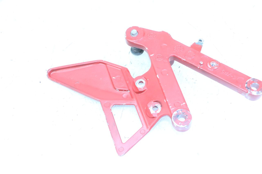 photo de FRONT RIGHT FOOTREST MOUNT YAMAHA TZR 50 (2008 - 2016) - Zoom on usage condition