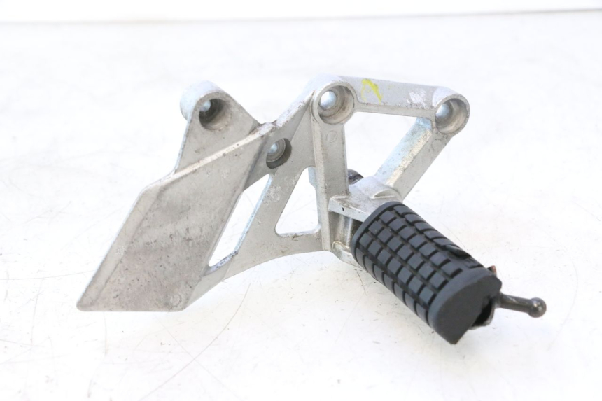 photo de FRONT RIGHT FOOTREST MOUNT DAELIM VJ ROADWIN 125 (2004 - 2007) - Main view