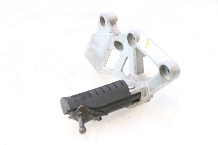 photo de FRONT RIGHT FOOTREST MOUNT DAELIM VJ ROADWIN 125 (2004 - 2007) - Zoom on usage condition