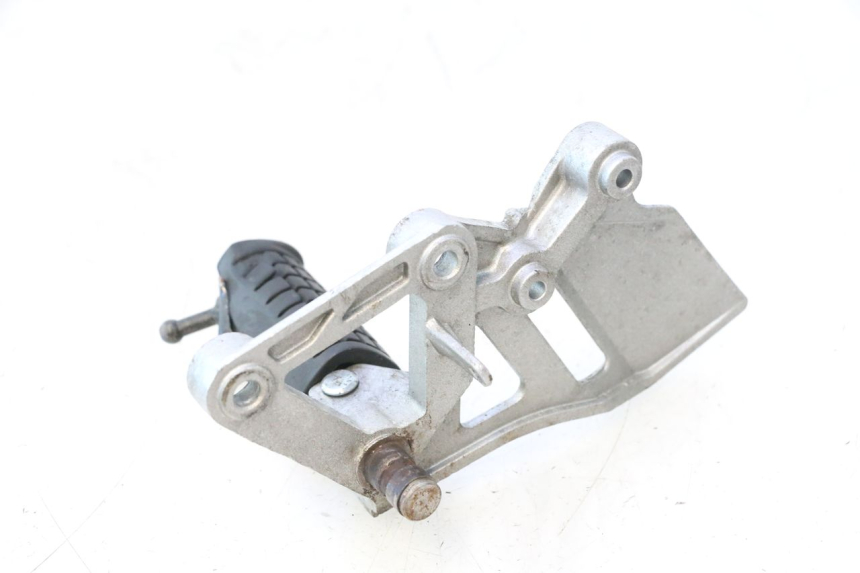 photo de FRONT RIGHT FOOTREST MOUNT DAELIM VJ ROADWIN 125 (2004 - 2007) - Alternative perspective
