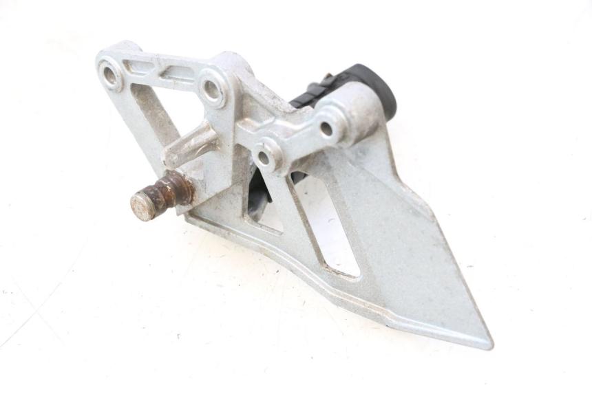 photo de FRONT RIGHT FOOTREST MOUNT DAELIM VJ ROADWIN 125 (2004 - 2007) - Technical close-up