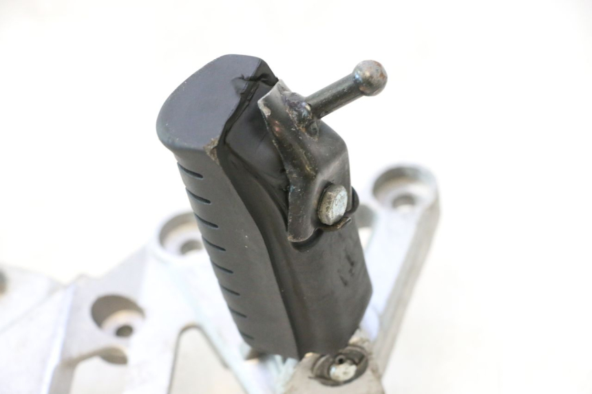 photo de FRONT RIGHT FOOTREST MOUNT DAELIM VJ ROADWIN 125 (2004 - 2007) - Product overview