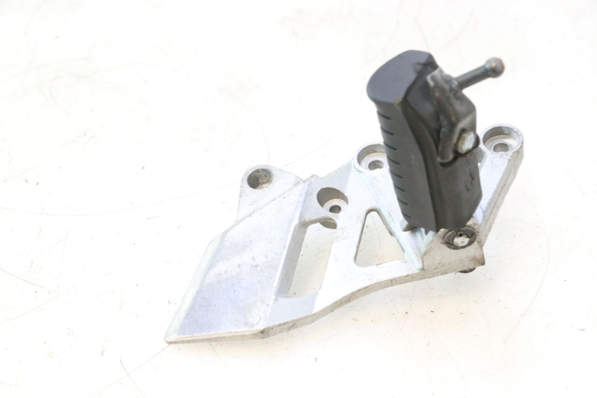 photo de FRONT RIGHT FOOTREST MOUNT DAELIM VJ ROADWIN 125 (2004 - 2007) - Fixing points details