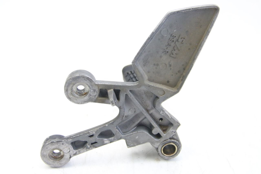 photo de FRONT RIGHT FOOTREST MOUNT SYM WOLF SB 125 (2011 - 2018) - Zoom on usage condition