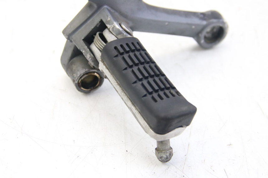 photo de FRONT RIGHT FOOTREST MOUNT SYM WOLF SB 125 (2011 - 2018) - Alternative perspective