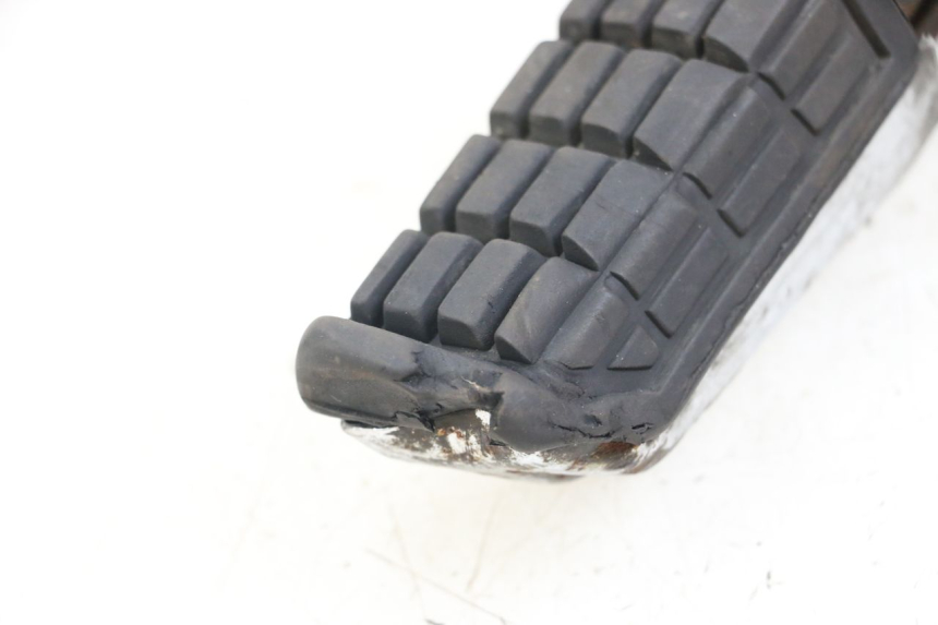 photo de FRONT RIGHT FOOTREST MOUNT YAMAHA XJ F 900 (1983 - 1994) - Zoom on usage condition