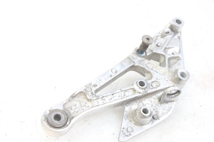 photo de FRONT RIGHT FOOTREST MOUNT YAMAHA XJN DIVERSION 600 (2000 - 2003) - Zoom on usage condition