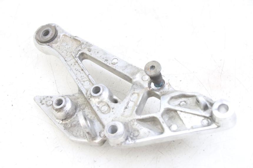 photo de FRONT RIGHT FOOTREST MOUNT YAMAHA XJN DIVERSION 600 (2000 - 2003) - Alternative perspective