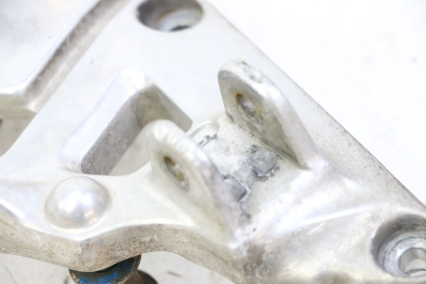 photo de FRONT RIGHT FOOTREST MOUNT YAMAHA XJN DIVERSION 600 (2000 - 2003) - Additional view of the item