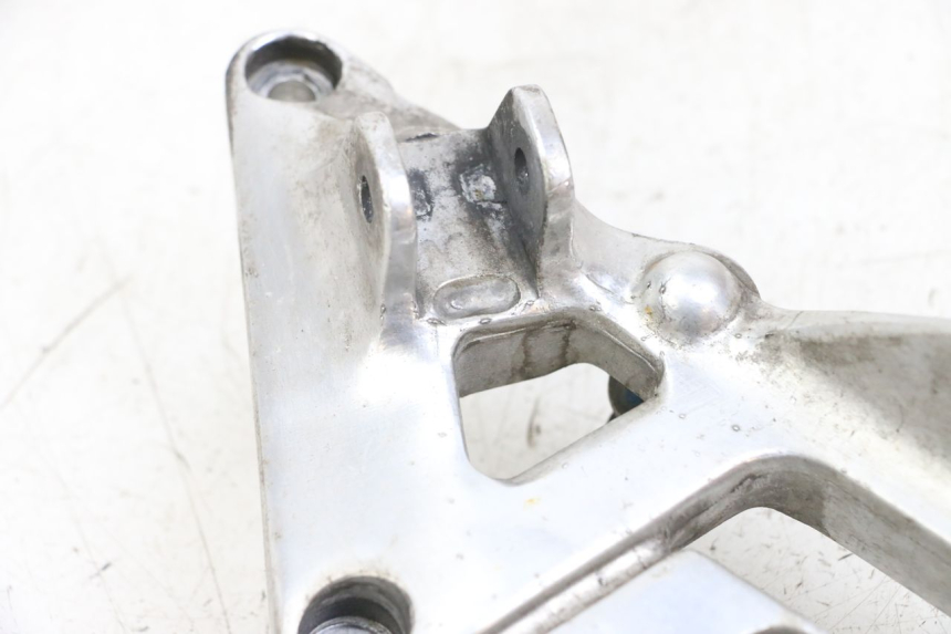 photo de FRONT RIGHT FOOTREST MOUNT YAMAHA XJS DIVERSION 600 (1997 - 1999) - Zoom on usage condition