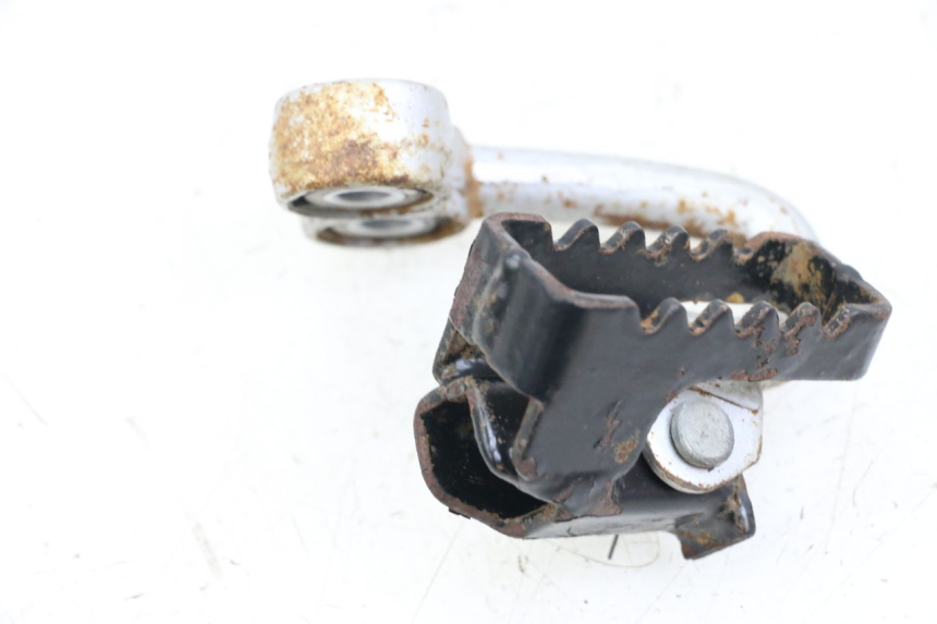 photo de Front right footrest bracket HYOSUNG XRX 125 (2000 - 2008) - Component detail