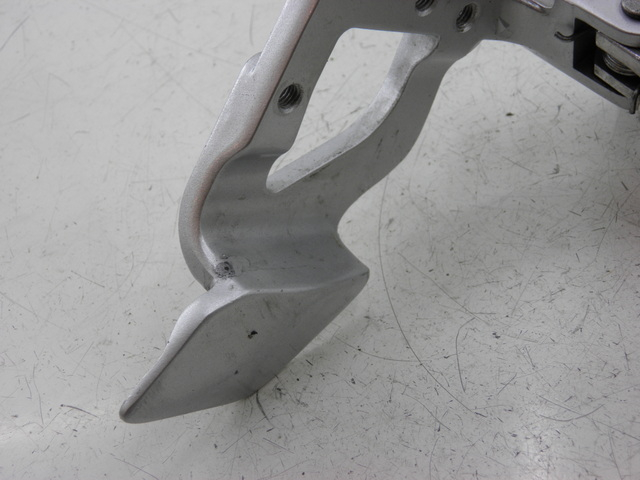 photo de FRONT RIGHT FOOTREST MOUNT YAMAHA FJR 1300 (2004 - 2005) - Zoom on usage condition