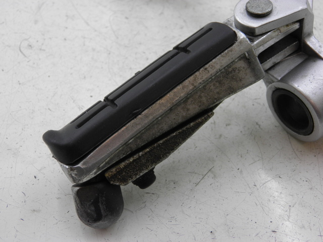 photo de FRONT RIGHT FOOTREST MOUNT YAMAHA FJR 1300 (2004 - 2005) - Product overview